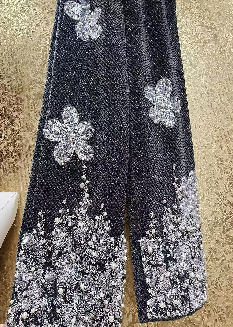 Luxuriöse Wollhose mit geradem Bein und Pailletten-Blumenstickerei für den Winter