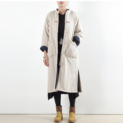 Luxuriöser beige-weißer Freizeitmantel. Locker sitzender Baumwollmantel. Eleganter, seitlich offener Trenchcoat mit chinesischem Knopf.