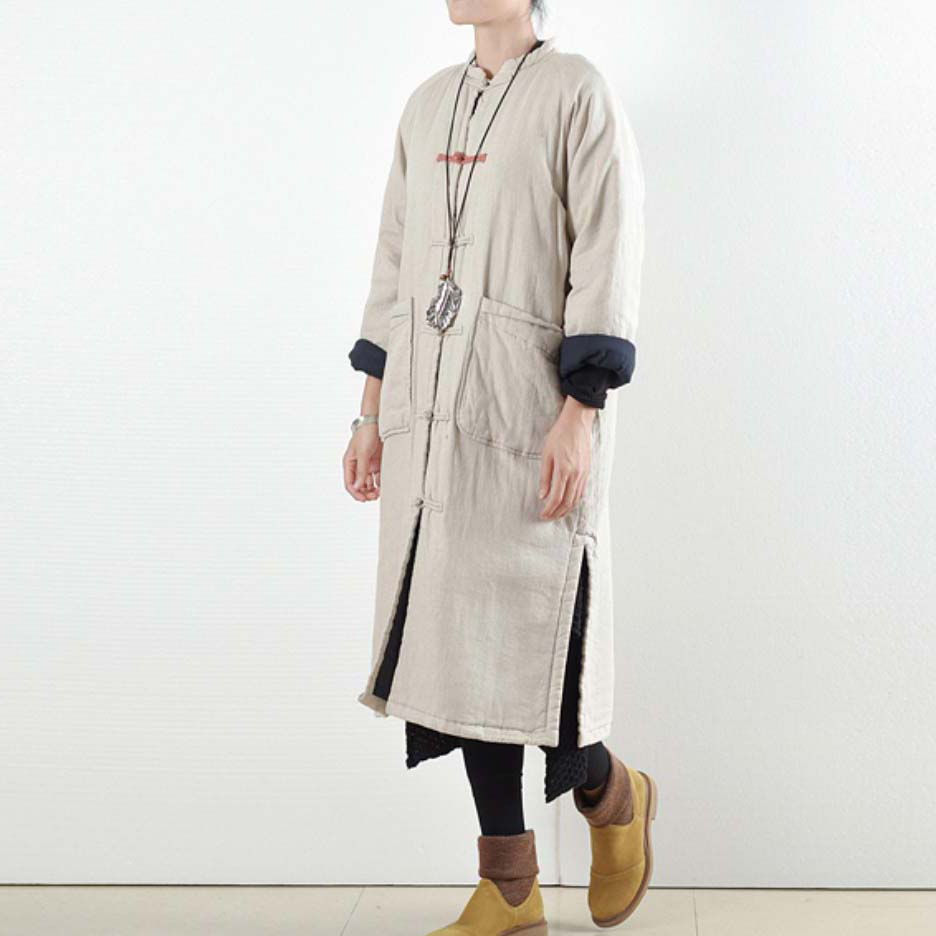 Luxuriöser beige-weißer Freizeitmantel. Locker sitzender Baumwollmantel. Eleganter, seitlich offener Trenchcoat mit chinesischem Knopf.