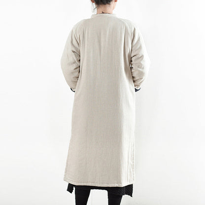 Luxuriöser beige-weißer Freizeitmantel. Locker sitzender Baumwollmantel. Eleganter, seitlich offener Trenchcoat mit chinesischem Knopf.