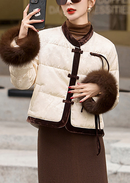 Chaqueta de plumón de pato con parches de color blanco leche en invierno con borlas