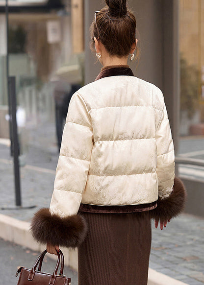 Chaqueta de plumón de pato con parches de color blanco leche en invierno con borlas