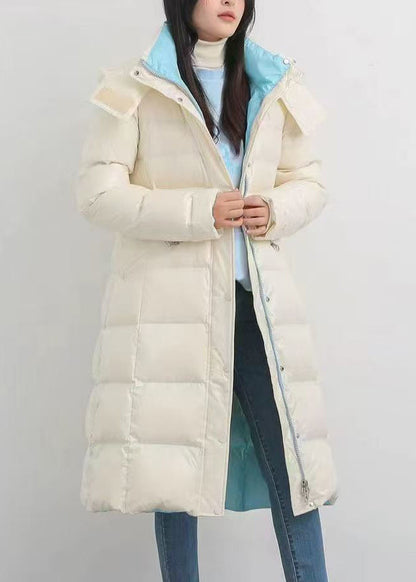 Milchweiße, dicke Wintermäntel mit Entendaunen, Kapuze