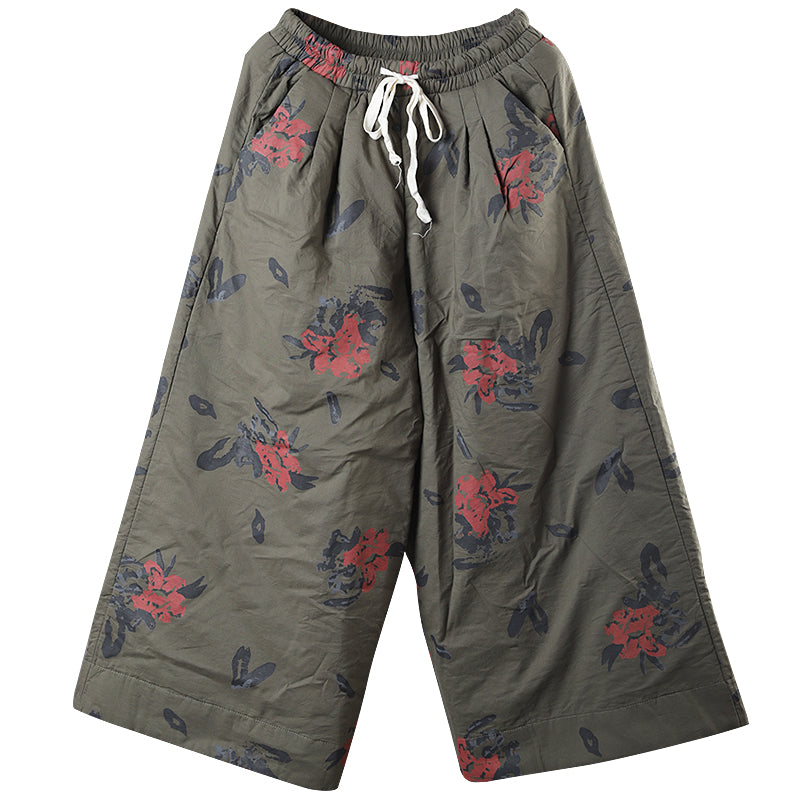 Moderne, armeegrüne Hosen mit Taschen und Bindegürtel in der Taille und weitem Bein