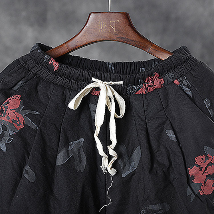 Moderne, armeegrüne Hosen mit Taschen und Bindegürtel in der Taille und weitem Bein