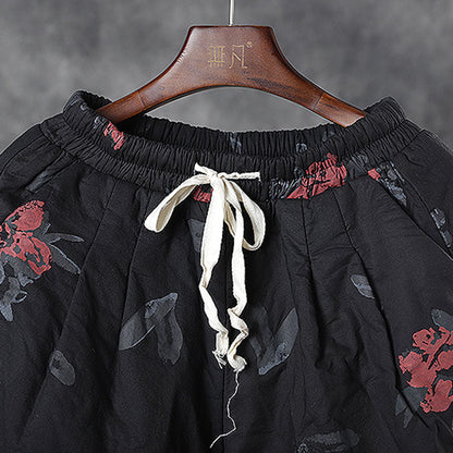 Moderne, armeegrüne Hosen mit Taschen und Bindegürtel in der Taille und weitem Bein