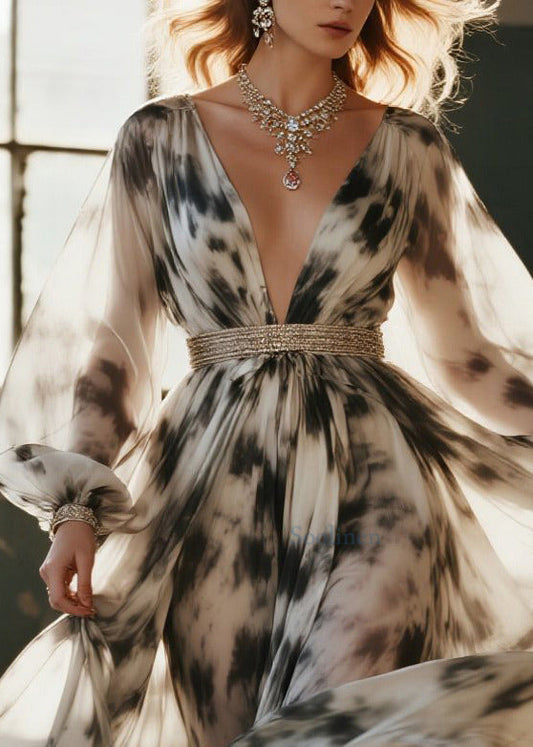 Modernes beigefarbenes Chiffon-Partykleid mit Batikmuster und extra weitem Saum für den Frühling