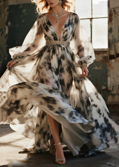 Modernes beigefarbenes Chiffon-Partykleid mit Batikmuster und extra weitem Saum für den Frühling