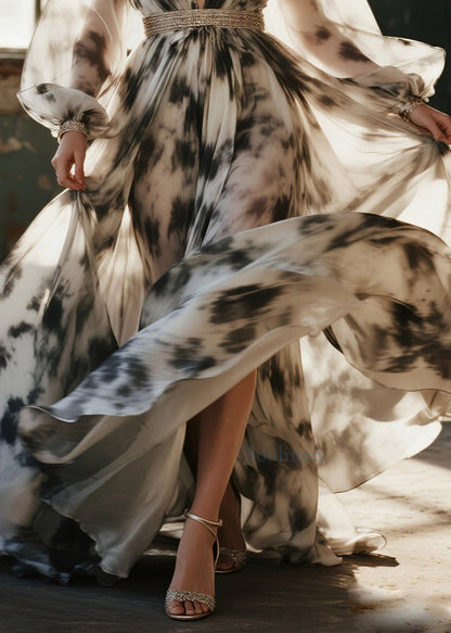 Modernes beigefarbenes Chiffon-Partykleid mit Batikmuster und extra weitem Saum für den Frühling