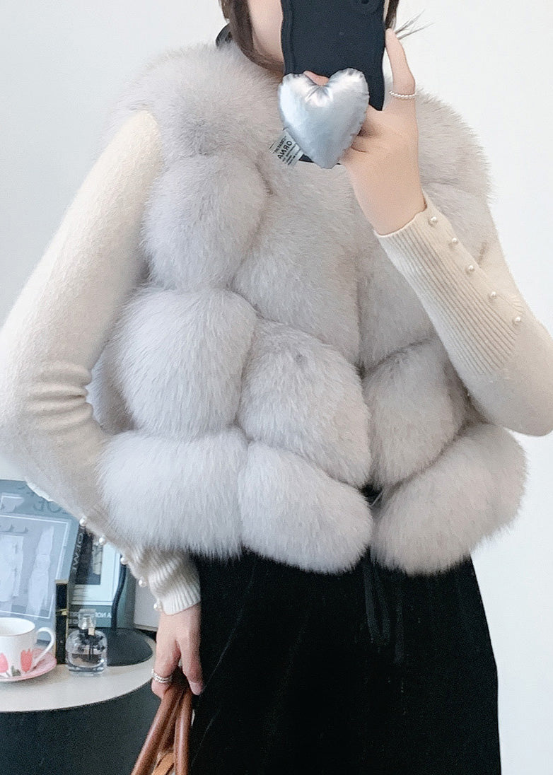 Moderne beige Weste mit V-Ausschnitt, Patchwork aus Leder und Pelz, Winter