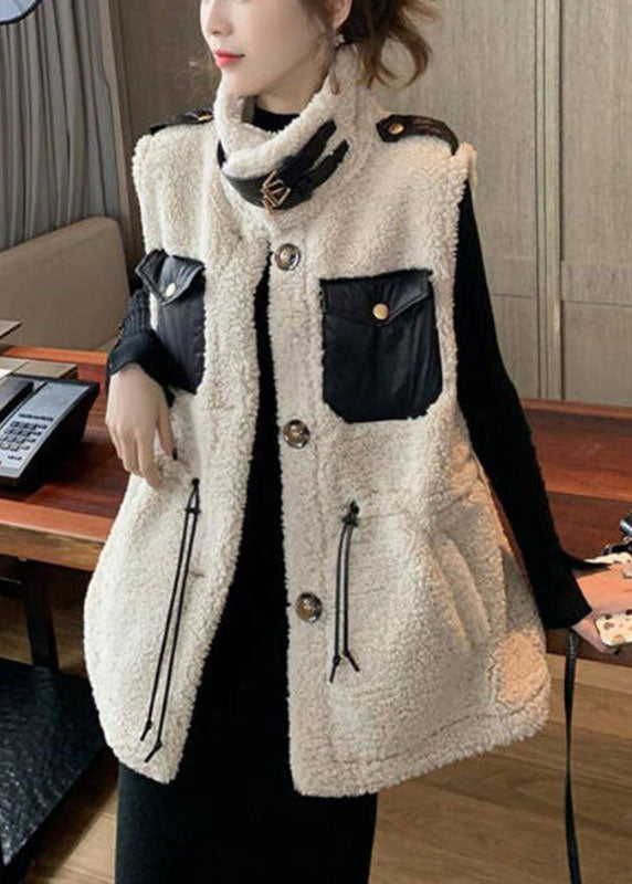 Moderne beige Winterjacke mit Kordelzugtaschen und ärmelloser Teddyweste