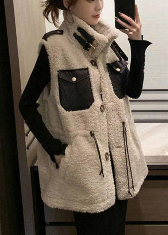 Moderne beige Winterjacke mit Kordelzugtaschen und ärmelloser Teddyweste