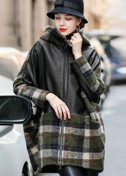 Moderne schwarze Patchwork-Lammfell-Wollmäntel mit Kapuze für den Winter