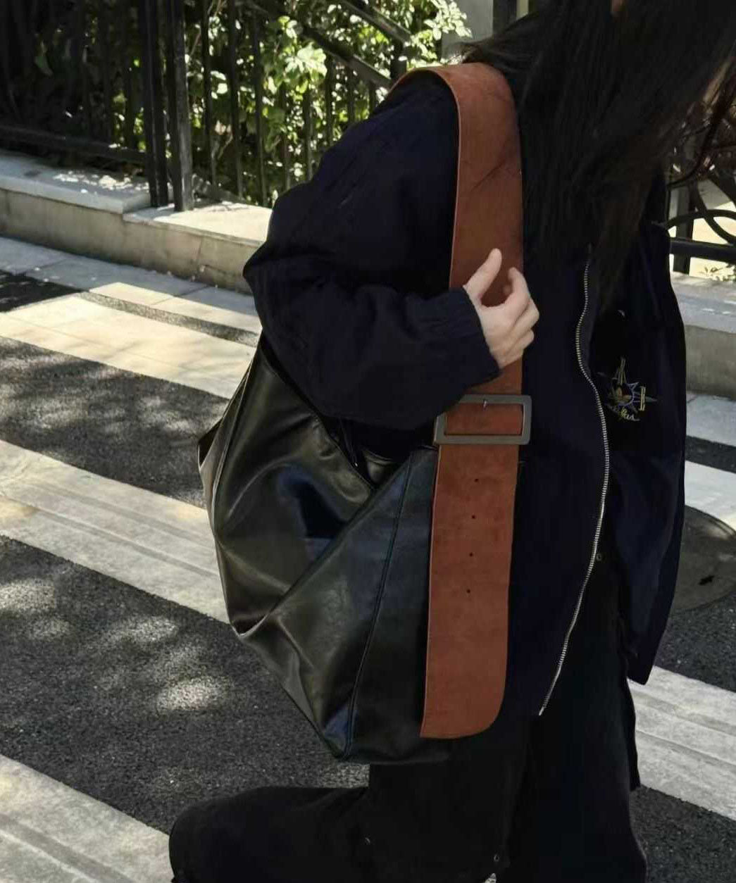 Moderne schwarze Umhängetasche aus Kunstleder mit großem Fassungsvermögen