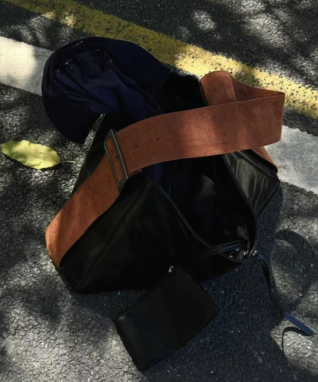 Moderne schwarze Umhängetasche aus Kunstleder mit großem Fassungsvermögen