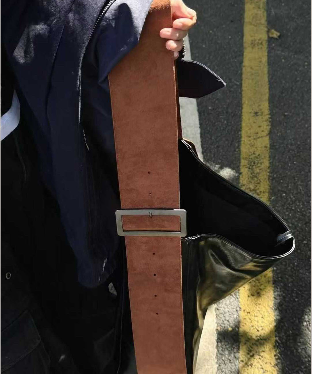 Moderne schwarze Umhängetasche aus Kunstleder mit großem Fassungsvermögen