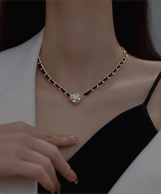 Collar moderno de cadena con circonitas doradas en plata de ley negra