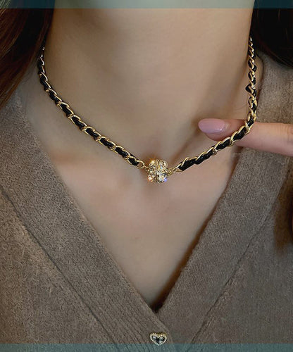 Collar moderno de cadena con circonitas doradas en plata de ley negra