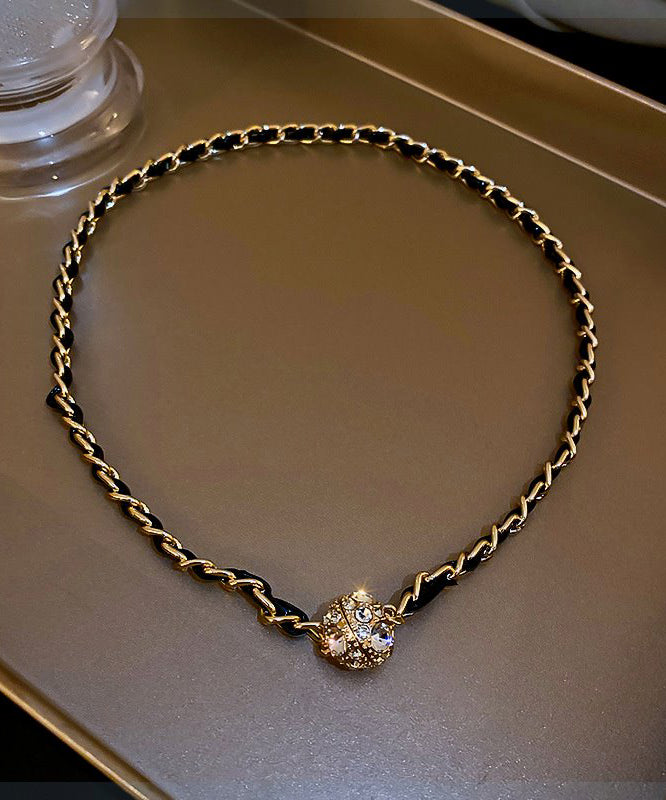 Collar moderno de cadena con circonitas doradas en plata de ley negra