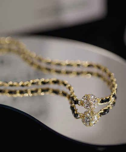 Collar moderno de cadena con circonitas doradas en plata de ley negra