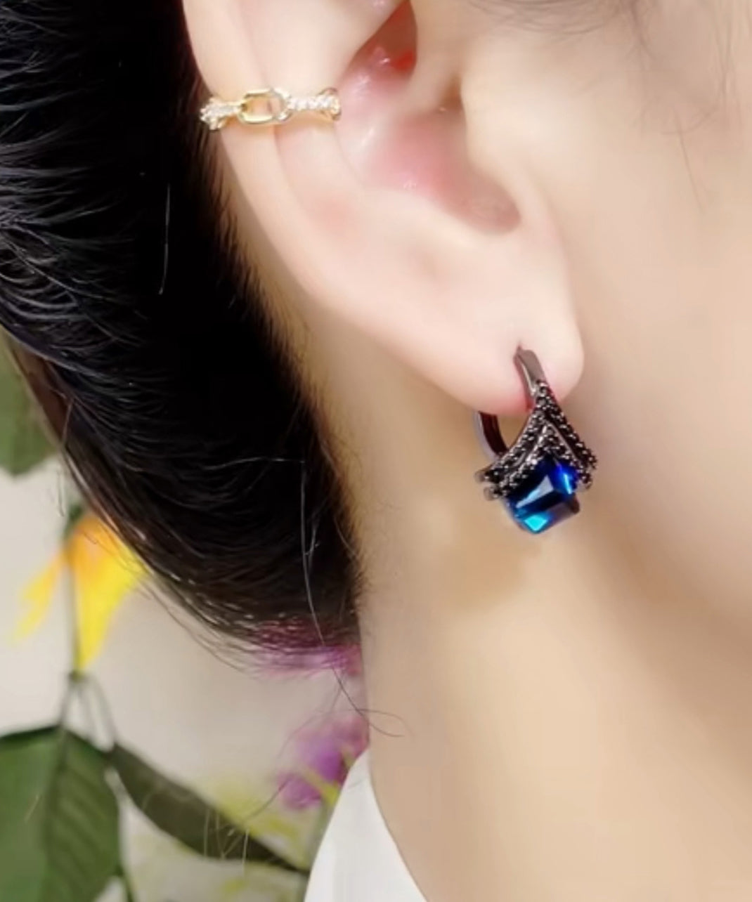 Pendientes de aro modernos de aleación azul con cristales de circonita