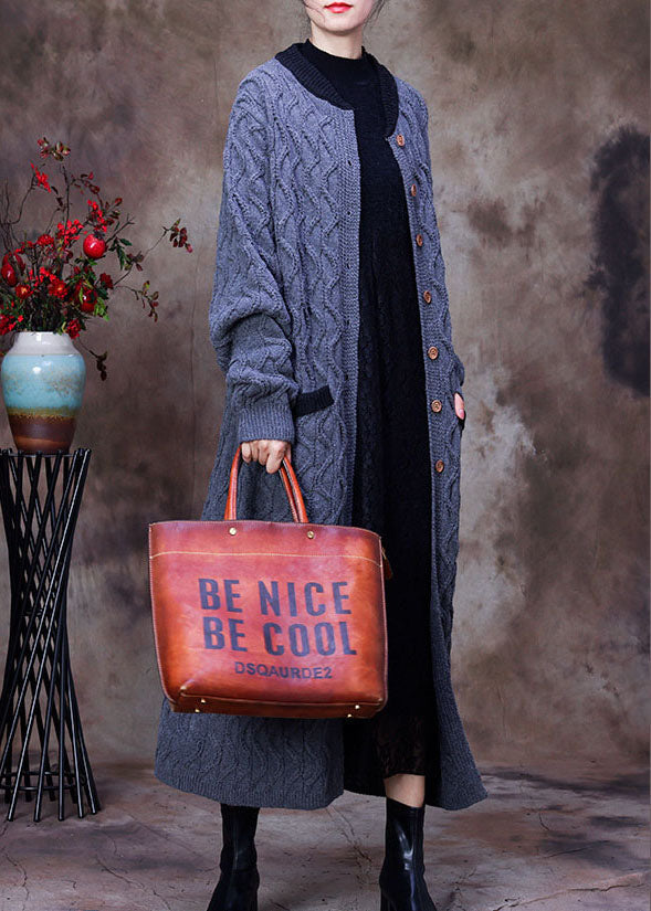 Modernes, blaues Strickkleid mit Knopftaschen für den Herbst