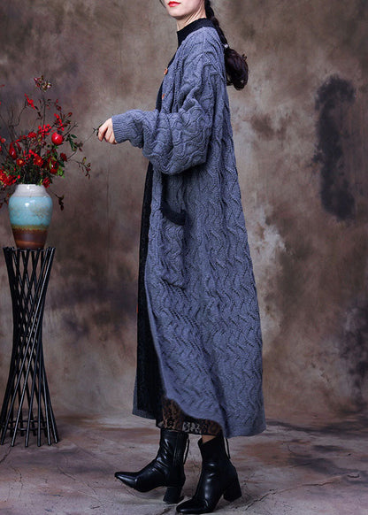 Modernes, blaues Strickkleid mit Knopftaschen für den Herbst