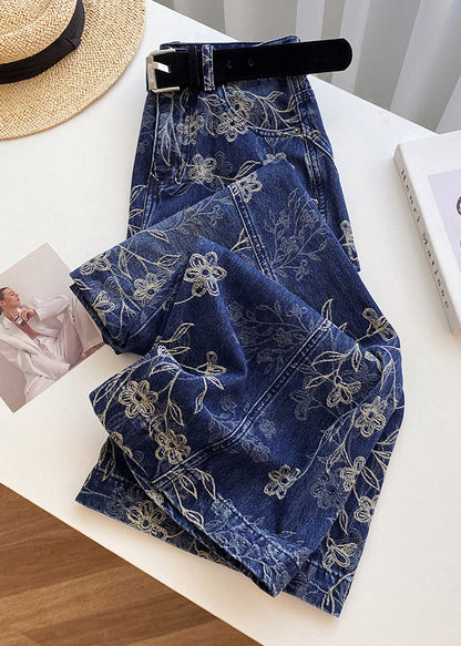 Moderne blaue Jeans mit bestickten Taschen und hohem Bund für den Frühling