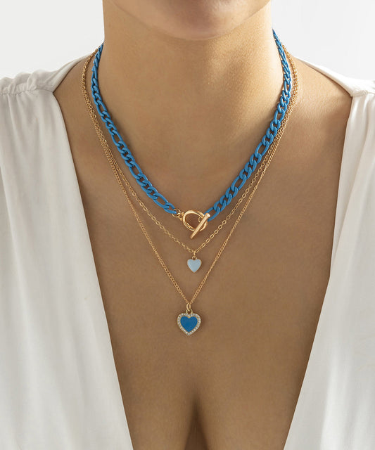 Collar moderno con colgante de amor de circonitas doradas en plata de ley azul