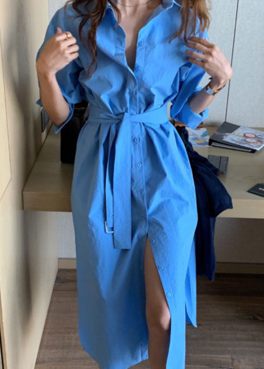 Modernes blaues Baumwollkleid mit seitlicher Öffnung und Bindegürtel für den Frühling