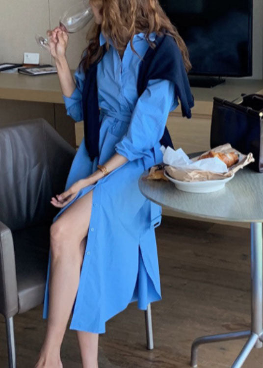 Modernes blaues Baumwollkleid mit seitlicher Öffnung und Bindegürtel für den Frühling