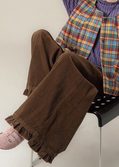 Moderne braune Cordhose mit Rüschen und weitem Bein für den Frühling