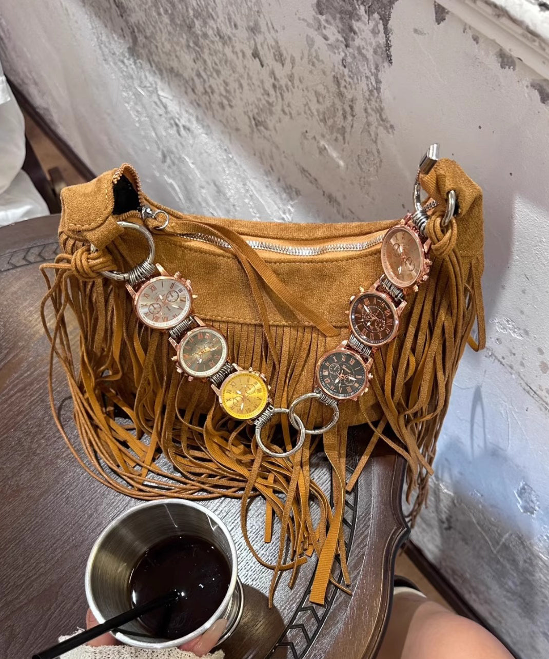 Moderne braune Wildleder-Quasten-Schultertasche