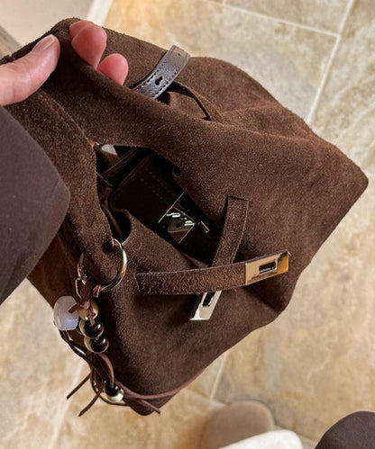 Bolso tipo cubo moderno de piel de becerro duradera en color chocolate