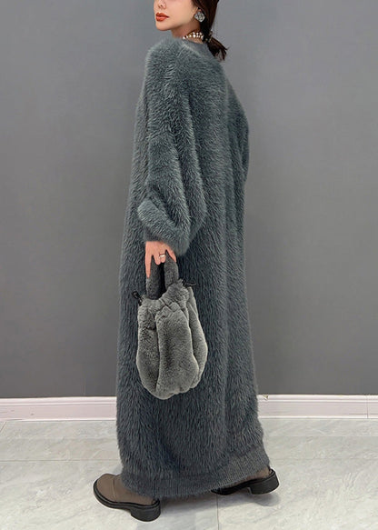 Modernes dunkelgraues Knöchelkleid aus Nerzsamt mit V-Ausschnitt für den Winter