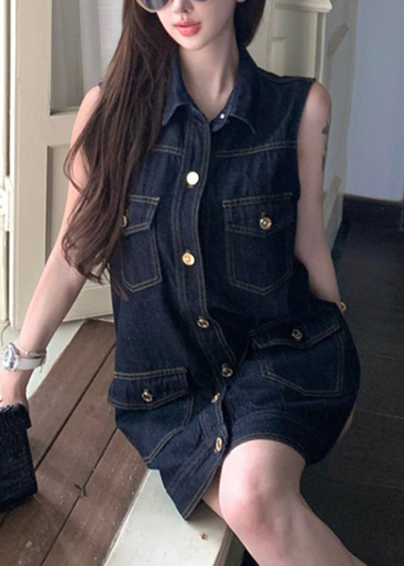 Modernes, ärmelloses Midikleid aus Denim-Blau mit Peter-Pan-Kragen, Patchwork-Taschen und Peter-Pan-Kragen.