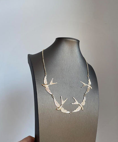 Collar moderno con colgante de golondrina pequeña de aleación de cobre y oro