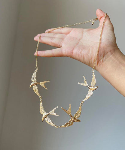 Collar moderno con colgante de golondrina pequeña de aleación de cobre y oro