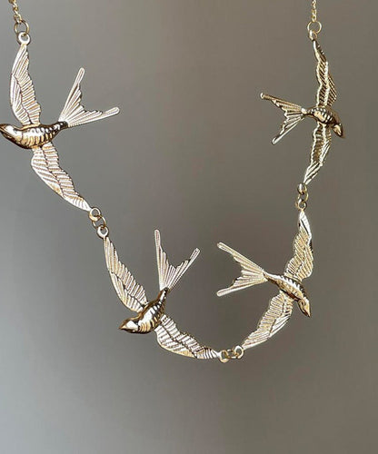 Collar moderno con colgante de golondrina pequeña de aleación de cobre y oro