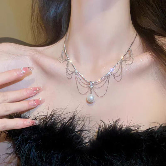 Collar moderno con colgante de perla, cobre y circonitas doradas