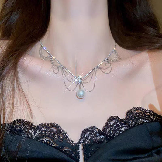 Collar moderno con colgante de perla, cobre y circonitas doradas