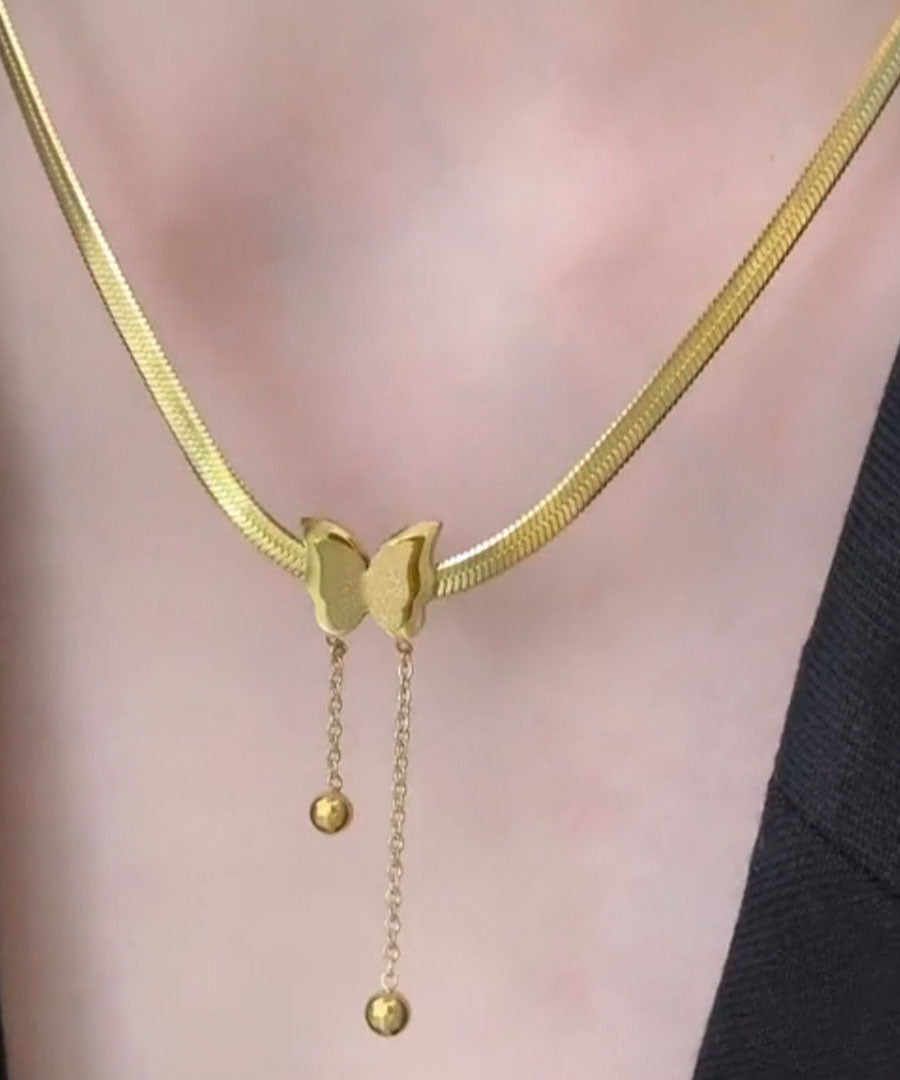 Moderne Halskette mit Schmetterlings-Quastenanhänger aus goldenem Edelstahl