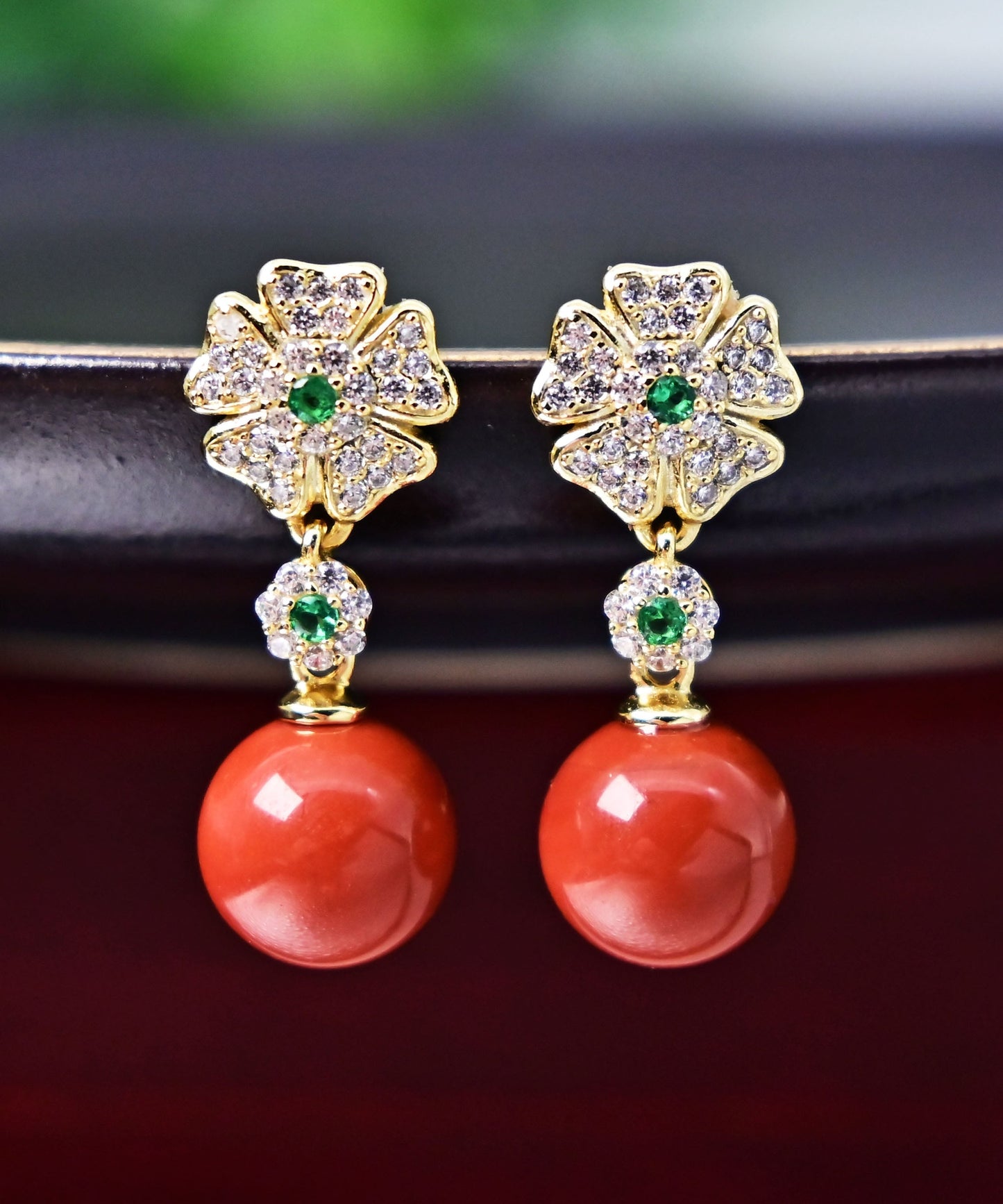 Moderne vergoldete Ohrringe aus Sterlingsilber mit Achat und Zirkonia in Blumenform