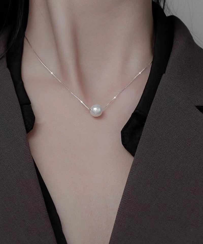 Collar moderno de perlas doradas en plata de ley