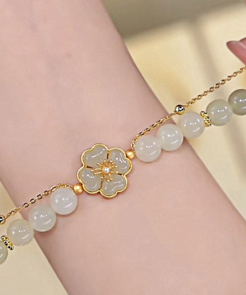 Modernes Armband aus Sterlingsilber mit Farbverlauf und grüner Vergoldung und eingelegter Jade mit vierblättrigem Kleeblatt