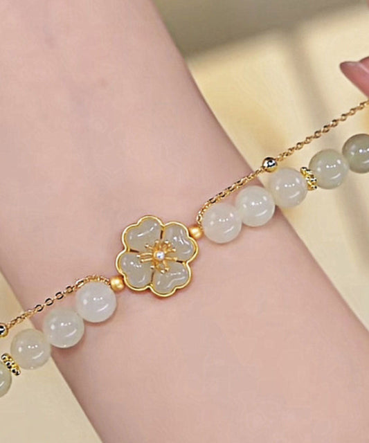 Modernes Armband aus Sterlingsilber mit Farbverlauf und grüner Vergoldung und eingelegter Jade mit vierblättrigem Kleeblatt