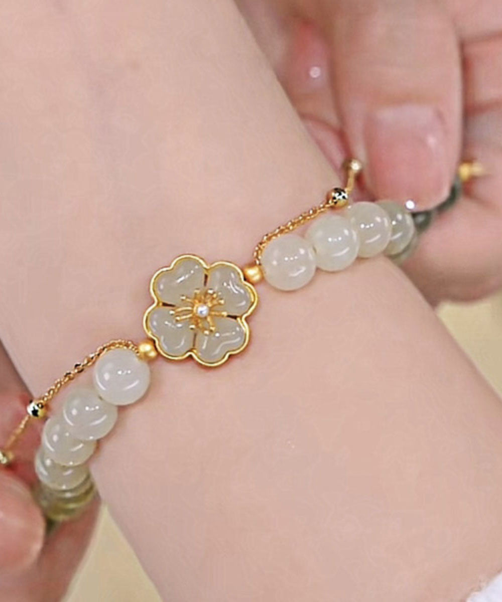 Modernes Armband aus Sterlingsilber mit Farbverlauf und grüner Vergoldung und eingelegter Jade mit vierblättrigem Kleeblatt