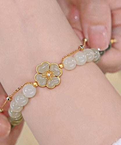 Modernes Armband aus Sterlingsilber mit Farbverlauf und grüner Vergoldung und eingelegter Jade mit vierblättrigem Kleeblatt