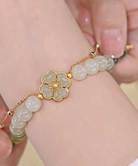 Modernes Armband aus Sterlingsilber mit Farbverlauf und grüner Vergoldung und eingelegter Jade mit vierblättrigem Kleeblatt