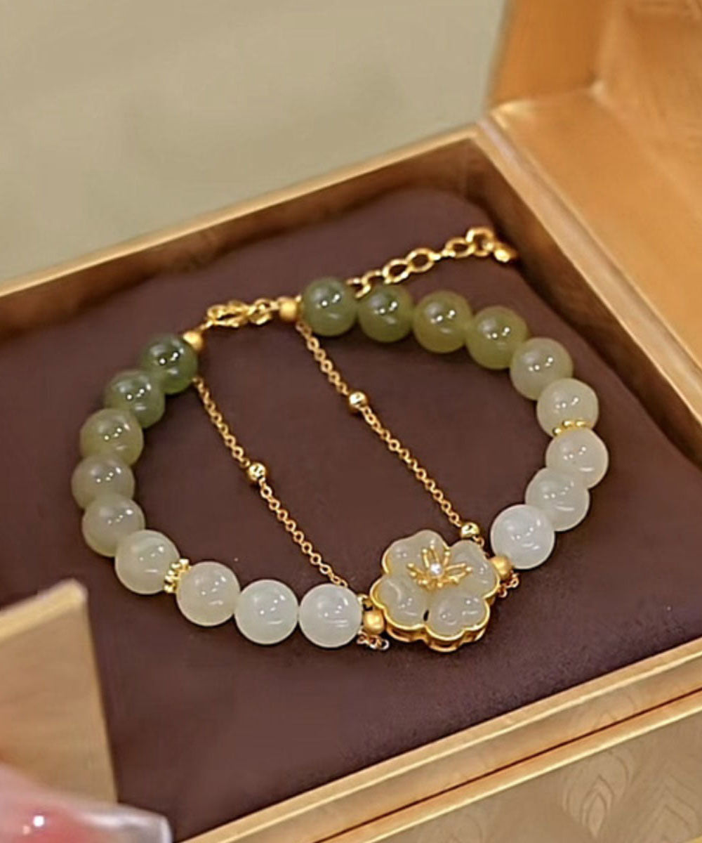 Modernes Armband aus Sterlingsilber mit Farbverlauf und grüner Vergoldung und eingelegter Jade mit vierblättrigem Kleeblatt